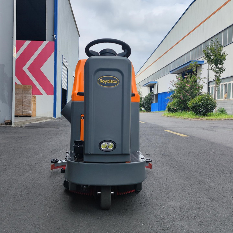榮事達(dá)駕駛式洗地機(jī)和塵推車(chē)成為停車(chē)場(chǎng)標(biāo)配設(shè)備.jpg